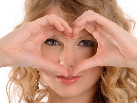kadriye on X: Taylor Swift making a heart with her hands; a thread   / X